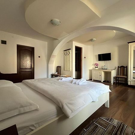 Hotel Casa Poenaru Câmpulung Moldovenesc Esterno foto